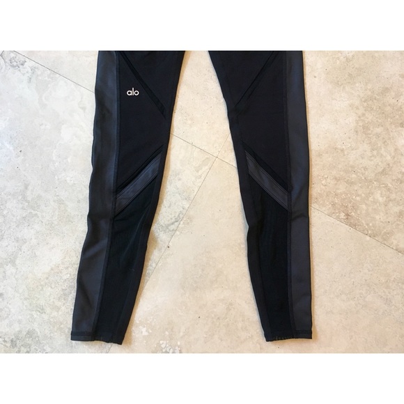 ALO Yoga Epic Legging - Picture 7 of 8
